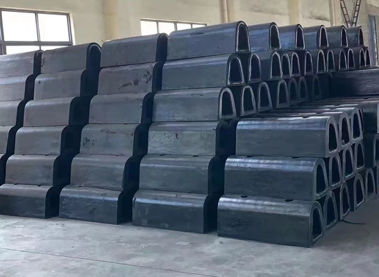 Zwarte marine rubber fender type D op maat voor schip en dok