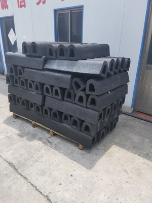 Zwarte marine rubber fender type D op maat voor schip en dok