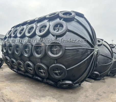 Zwarte pneumatische rubber fender op maat met keten net ISO CCS gecertificeerd
