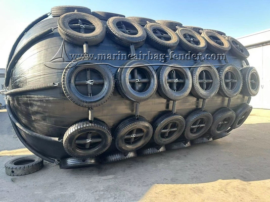 Zwarte pneumatische rubber fender op maat met keten net ISO CCS gecertificeerd