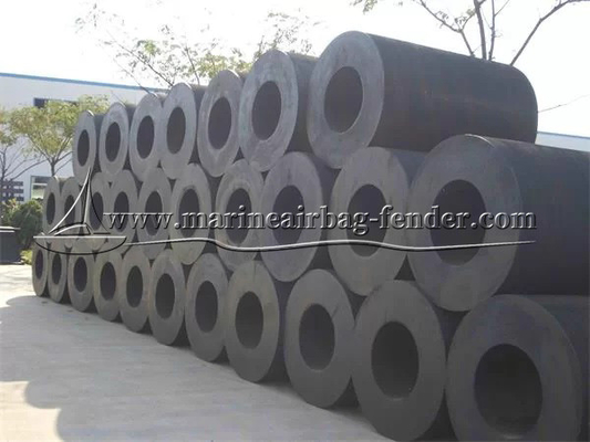 Inrichting met bolten voor cilindrische marine rubber fender voor offshore