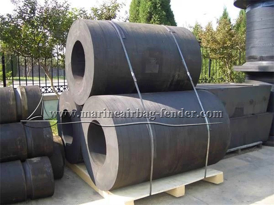 Inrichting met bolten voor cilindrische marine rubber fender voor offshore
