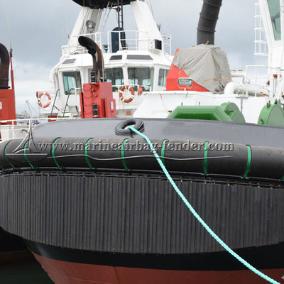 Weerbestendige scheepsrubberfender / sleepbootfender met accessoires van roestvrij staal